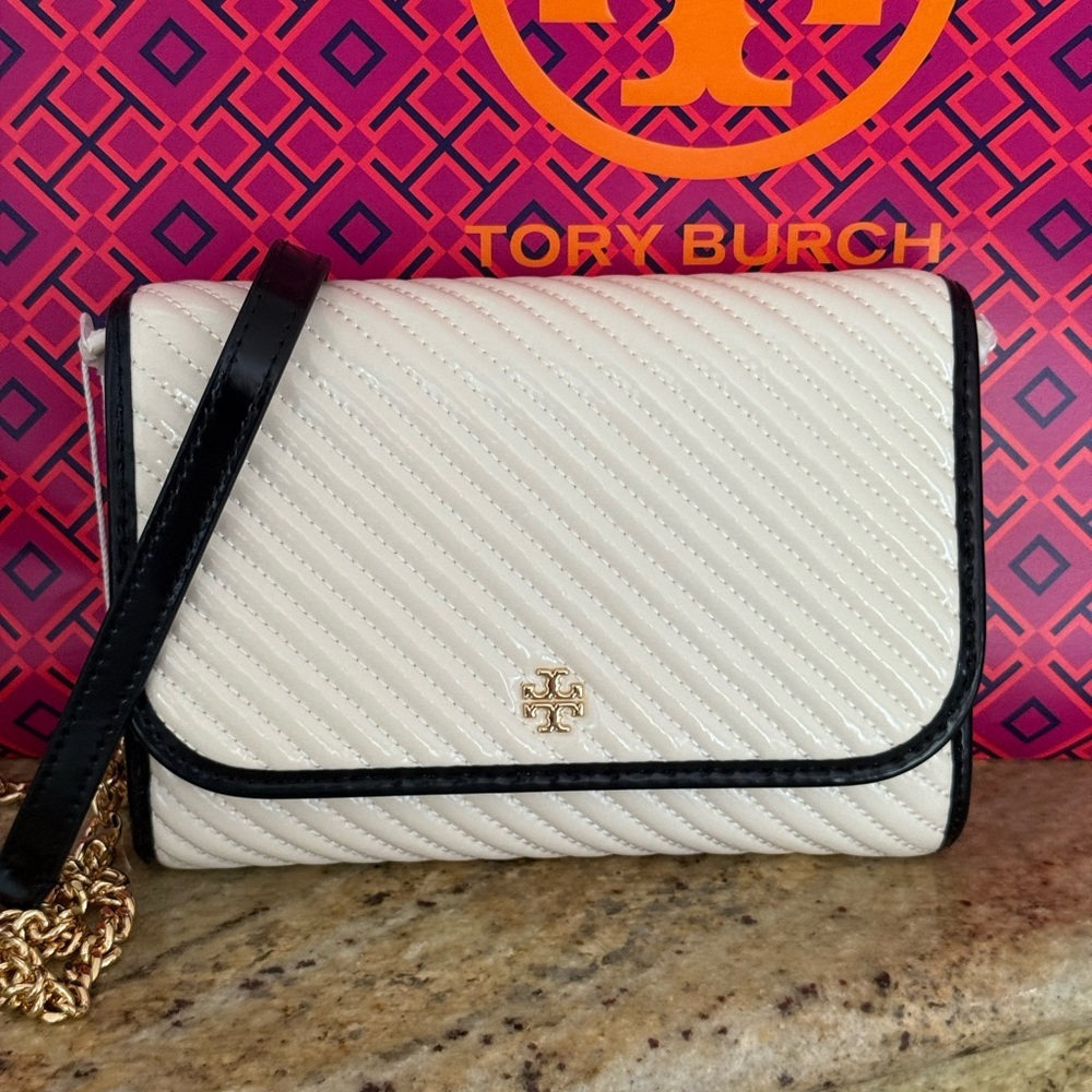 New 475! Emerson Patent Tory Burch light Cream and Black chain wallet crossbody - Picture 3 of 8